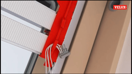 Montáž římské rolety na střešní okno VELUX připevnění lanka