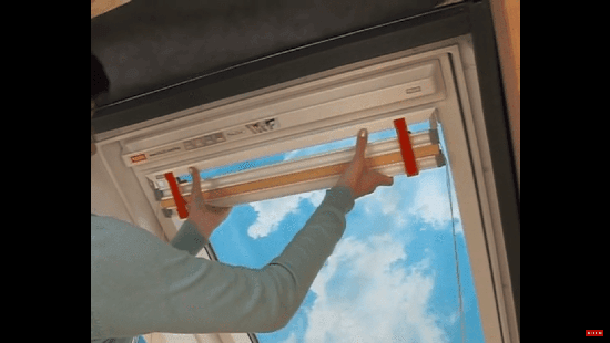 Montáž žaluzie na střešní okno VELUX připevnění mechanismu