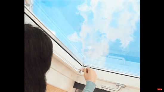 Montáž žaluzie na střešní okno VELUX přišroubování lišty
