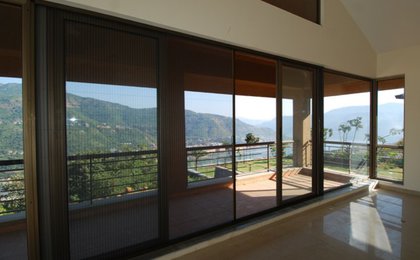 Sítě do oken na suchý zip vs. sítě proti hmyzu s rámem