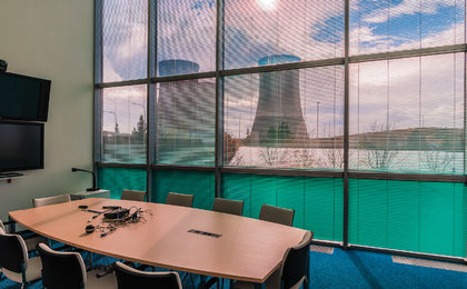 Máte velká okna a klasická stínící technika vám nestačí? Zkuste pevné slunolamy