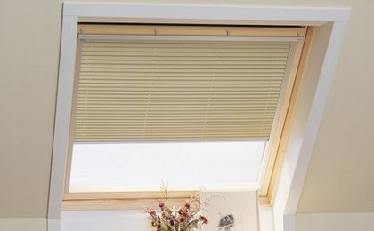 Dopřejte si stín i v podkroví se žaluziemi do střešních oken