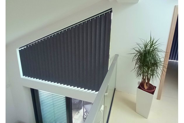 Šikmé vertikální žaluzie