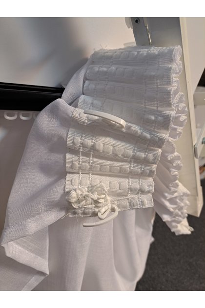 Způsob uchycení záclony přes slimáka do řasící pásky